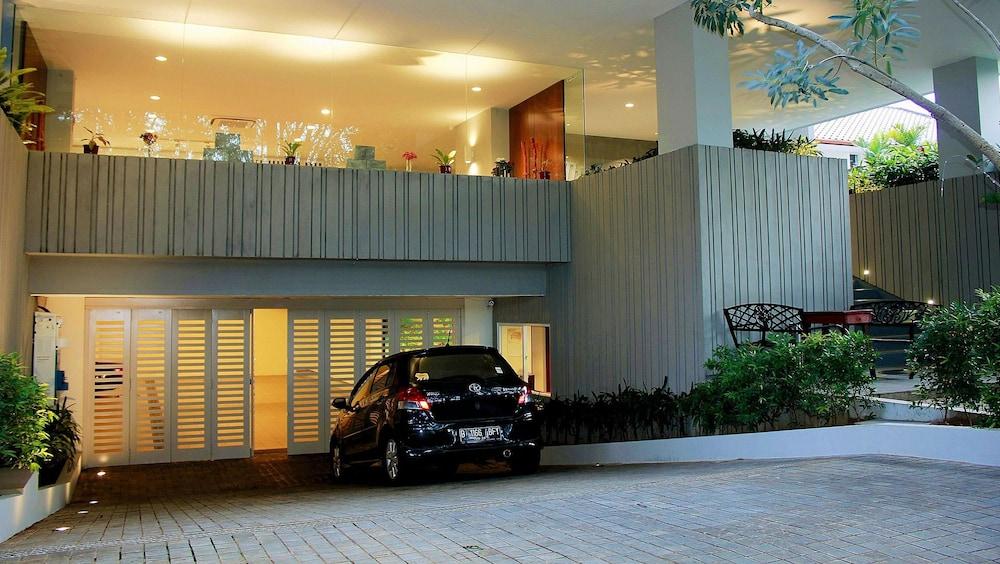 Zen Rooms Patra Kuningan Syariah Giacarta Esterno foto