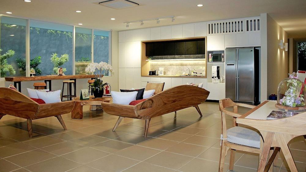 Zen Rooms Patra Kuningan Syariah Giacarta Esterno foto